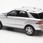 Mercedes M-Class W166 Iridium Silber Metallic Minichamps 1:18 - image 7 of 8