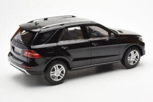 Mercedes M-Class W166 Obsidian Schwarz Metallic Minichamps 1:18 B66960063 Metall – Bild 3 von 8