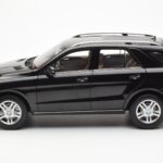 Mercedes M-Class W166 Obsidian Schwarz Metallic Minichamps 1:18 - image 4 of 8