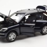 Mercedes M-Class W166 Tansanite Blau Metallic Minichamps 1:18 - image 2 of 8