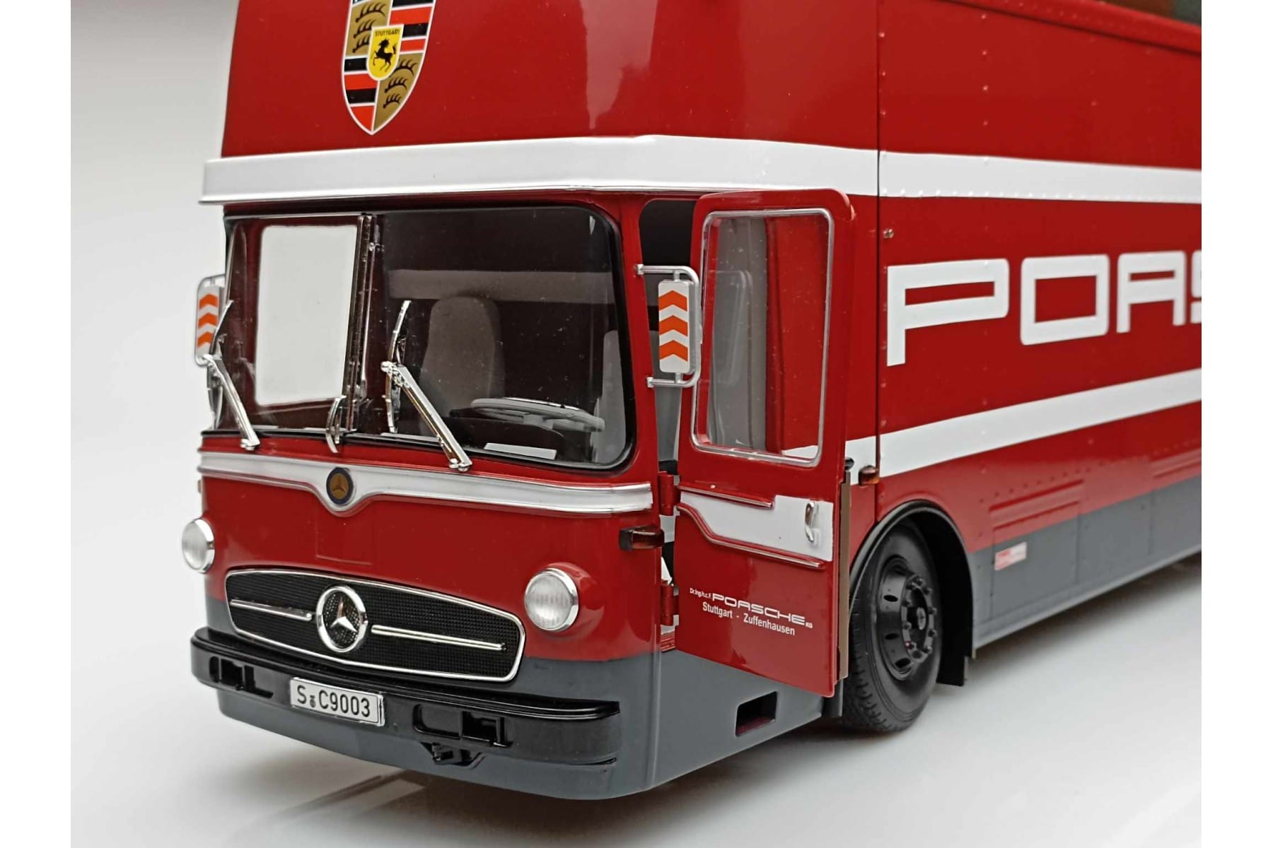 Mercedes O317 Porsche Transporter Rot CMR 1:18 CMR149 Metall – Bild 4 von 12