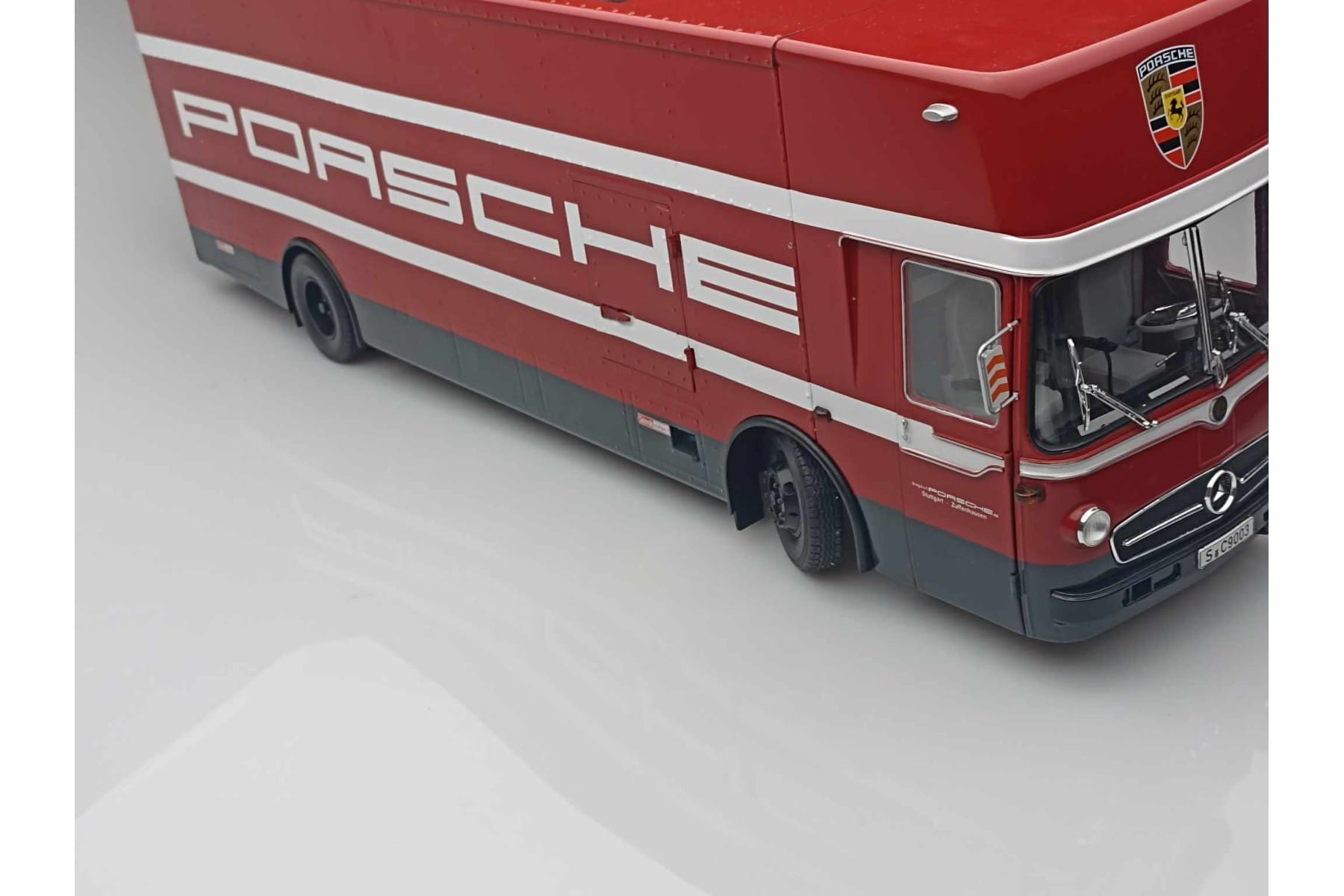 Mercedes O317 Porsche Transporter Rot CMR 1:18 CMR149 Metall – Bild 9 von 12
