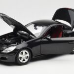 Mercedes SLK R171 Obsidian Schwarz Metallic Minichamps 1:18 - image 3 of 9