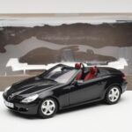 Mercedes SLK R171 Obsidian Schwarz Metallic Minichamps 1:18 - image 9 of 9