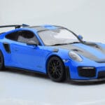 Porsche 911 GT2 RS 991.2 Weissach Package Blau Schwarze Magnesiumfelgen Minichamps 1:18 - image 4 of 6