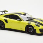 Porsche 911 991.2 GT2 RS Hellgrün Mit Schwarzen Magnesium-Felgen Minichamps 1:18 - image 4 of 6
