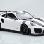 Porsche 911 GT2 RS 991.2 Weissach Package Weiss Schwarze Magnesiumfelgen Minichamps 1:18 - image 4 of 6