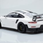 Porsche 911 GT2 RS 991.2 Weissach Package Weiss Schwarze Magnesiumfelgen Minichamps 1:18 - image 5 of 6