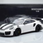 Porsche 911 GT2 RS 991.2 Weissach Package Weiss Schwarze Magnesiumfelgen Minichamps 1:18 - image 6 of 6