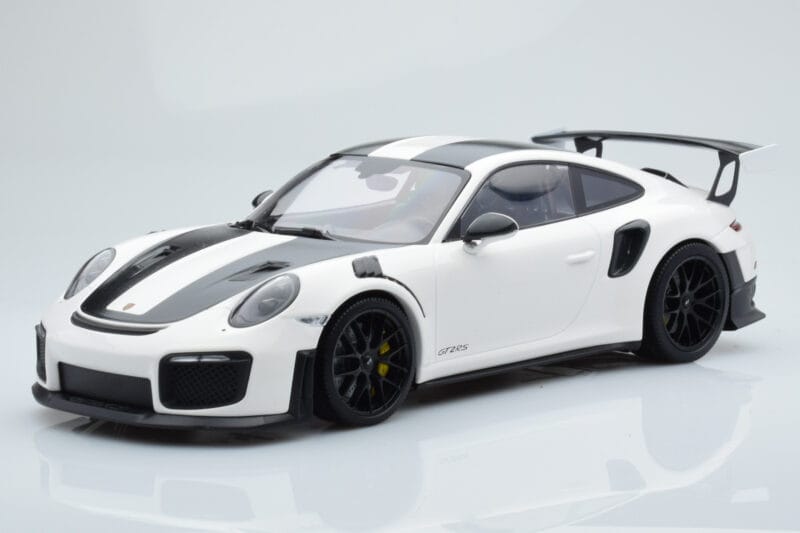 Porsche 911 GT2 RS 991.2 Weissach Package Weiss Schwarze Magnesiumfelgen Minichamps 1:18