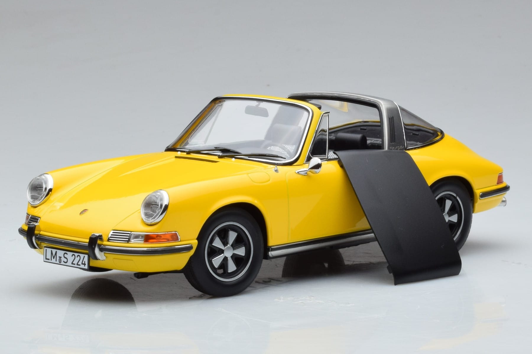 Porsche 911 E Targa Norev 1:18 187643 Metall – Bild 2 von 7