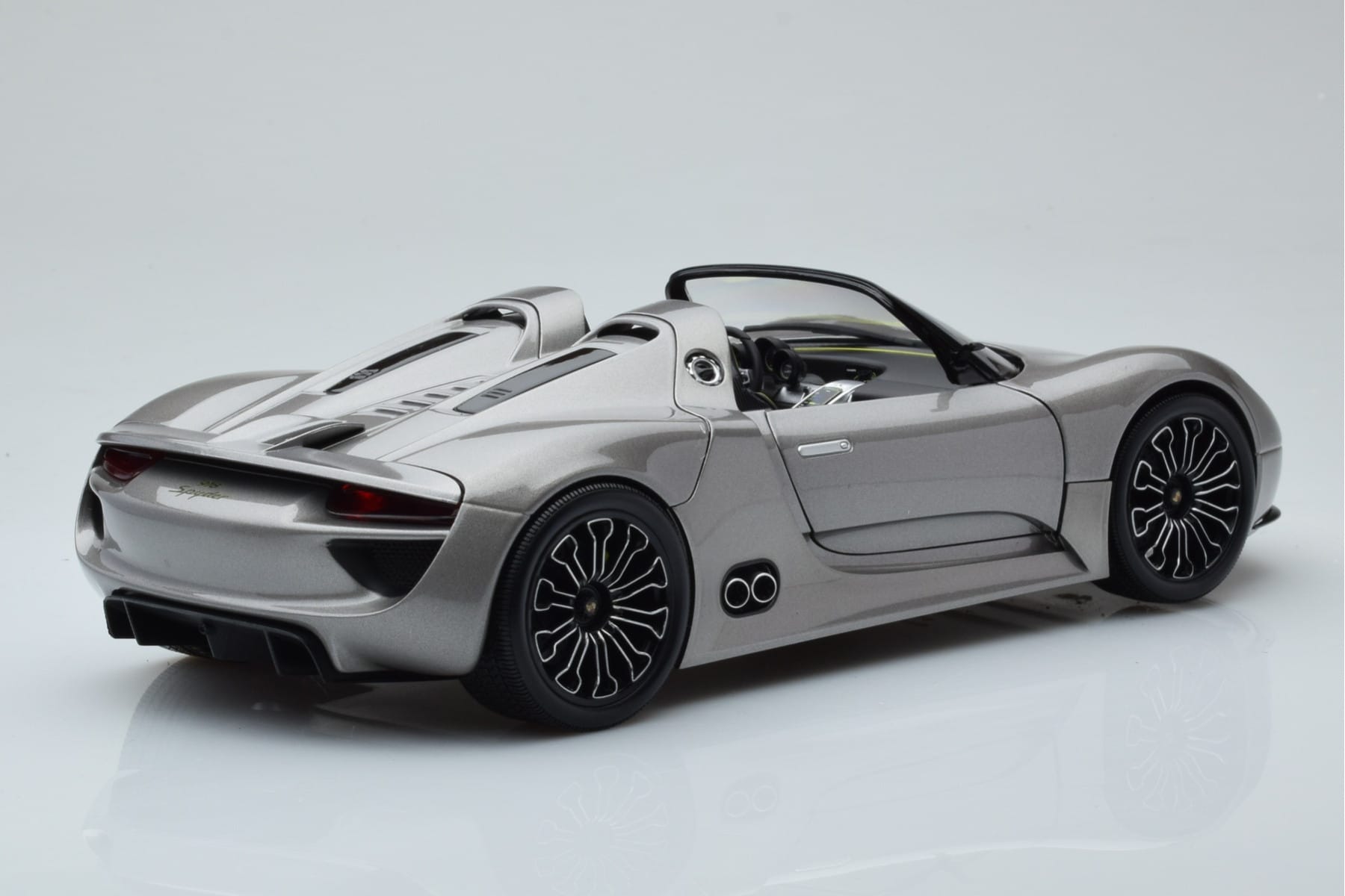 Porsche 918 Spyder Prototyp Grau Metallic Minichamps 1:18 110060030 Metall – Bild 3 von 7