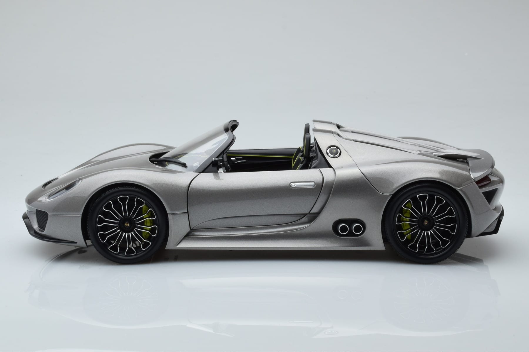 Porsche 918 Spyder Prototyp Grau Metallic Minichamps 1:18 110060030 Metall – Bild 4 von 7