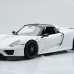 Porsche 918 Spyder Weissach Package Weiss Mit Schwarzen Rädern Minichamps 1:18 - image 4 of 9