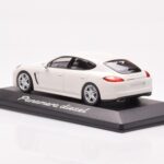 Porsche Panamera 970 Diesel Carrara Weiss Minichamps 1:43 - image 3 of 4