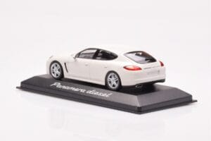 Porsche Panamera 970 Diesel Carrara Weiss Minichamps 1:43 WAP0200090C Metall – Bild 3 von 4