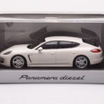 Porsche Panamera 970 Diesel Carrara Weiss Minichamps 1:43 - image 4 of 4