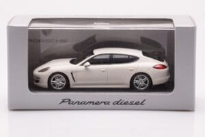 Porsche Panamera 970 Diesel Carrara Weiss Minichamps 1:43 WAP0200090C Metall – Bild 4 von 4