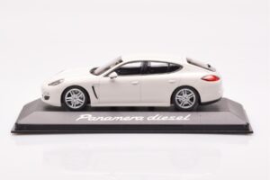 Porsche Panamera 970 Diesel Carrara Weiss Minichamps 1:43