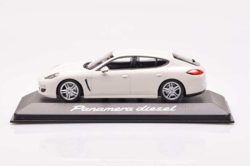 Porsche Panamera 970 Diesel Carrara Weiss Minichamps 1:43