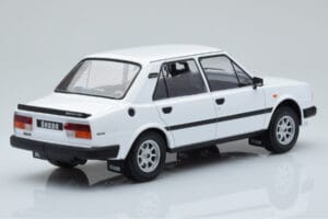 Skoda 130 L Weiss IXO 1:18 18CMC158 Metall – Bild 2 von 6