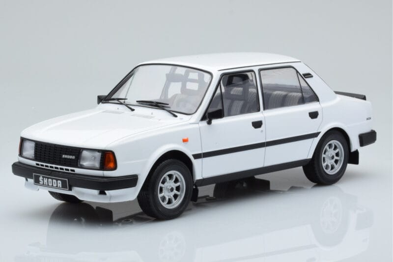 Skoda 130 L Weiss IXO 1:18