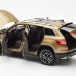 Skoda Kodiaq Gold FAW 1:18 - image 5 of 8