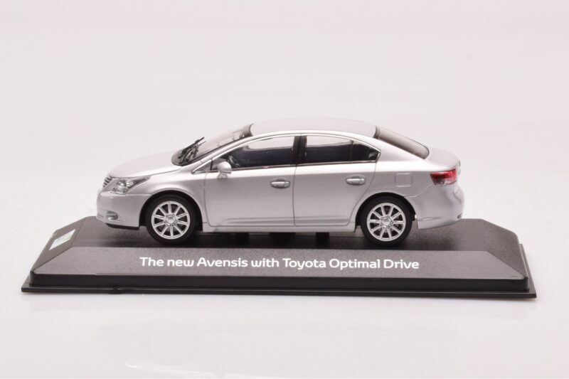 Toyota Avensis T270 Silber Minichamps 1:43