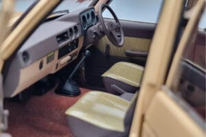 Toyota Land Cruiser 60 Beige Mit Optionalem Zubehör Kyosho 1:18 08956XBE Metall – Bild 11 von 12