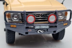 Toyota Land Cruiser 60 Beige Mit Optionalem Zubehör Kyosho 1:18 08956XBE Metall – Bild 9 von 12