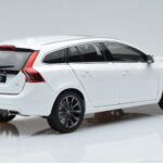 Volvo V60 D3 Crystal Weiss FAW 1:18 - image 3 of 7