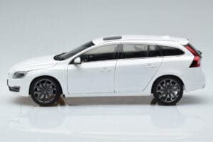 Volvo V60 D3 Crystal Weiss FAW 1:18 9430840 Metall – Bild 4 von 7