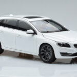 Volvo V60 D3 Crystal Weiss FAW 1:18 - image 5 of 7