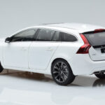 Volvo V60 D3 Crystal Weiss FAW 1:18 - image 6 of 7