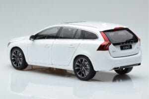 Volvo V60 D3 Crystal Weiss FAW 1:18 9430840 Metall – Bild 6 von 7