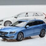 Volvo V60 D3 Power Blau FAW 1:18 9430839 Metall - image 7 of 7