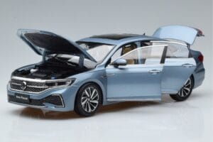 Volkswagen Passat B8 Blau FAW 1:18 ZVF000003A Metall – Bild 2 von 7