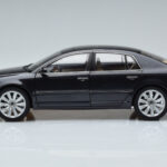Volkswagen Phaeton V6 Mazeppa Grau Kyosho 1:18 - image 5 of 9