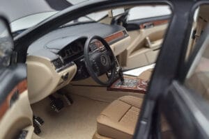 Volkswagen Phaeton V6 Mazeppa Grau Kyosho 1:18 08831MBK Metall – Bild 8 von 9