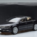 Volkswagen Phaeton V6 Mazeppa Grau Kyosho 1:18 - image 9 of 9