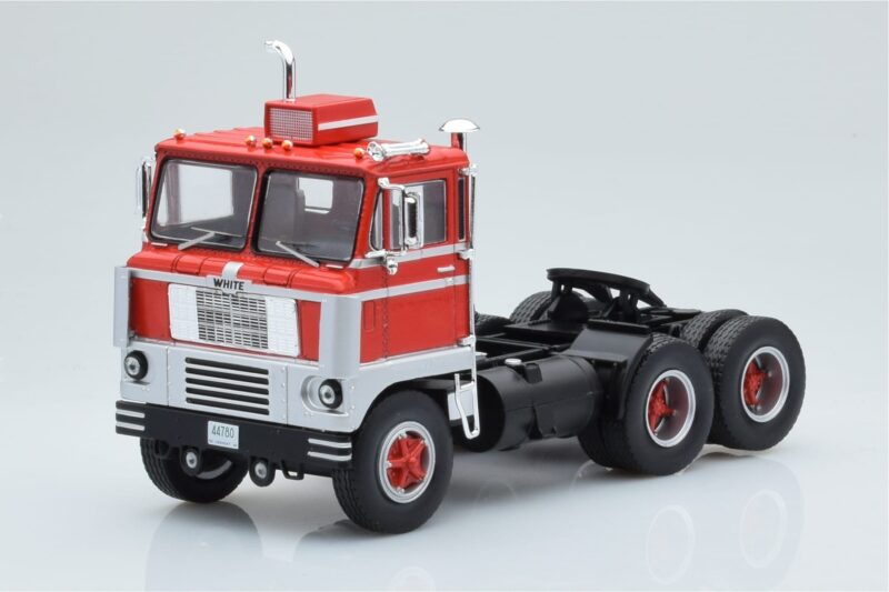 White 7400 Rot Silber IXO 1:43 TR170 Metall