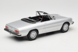Alfa Romeo 2000 Spider Silber Norev 1:18 187884 Metall – Bild 2 von 6