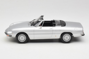Alfa Romeo 2000 Spider Silber Norev 1:18 187884 Metall – Bild 3 von 6
