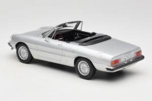 Alfa Romeo 2000 Spider Silber Norev 1:18 187884 Metall – Bild 5 von 6