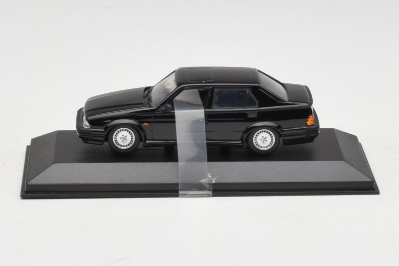 Alfa Romeo 75 3.0 V6 Schwarz Minichamps 1:43 403120463 Metall