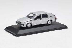 Alfa Romeo 75 3.0 V6 Silber Minichamps 1:43 400120461 Metall – Bild 2 von 4