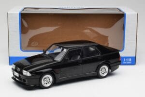 Alfa Romeo 75 Turbo Evoluzione Schwarz MCG 1:18 MCG18429 Metall – Bild 6 von 6