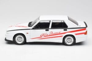 Alfa Romeo 75 Turbo Evoluzione Weiss MCG 1:18 MCG18430 Metall – Bild 3 von 6