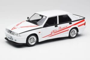Alfa Romeo 75 Turbo Evoluzione Weiss MCG 1:18 MCG18430 Metall