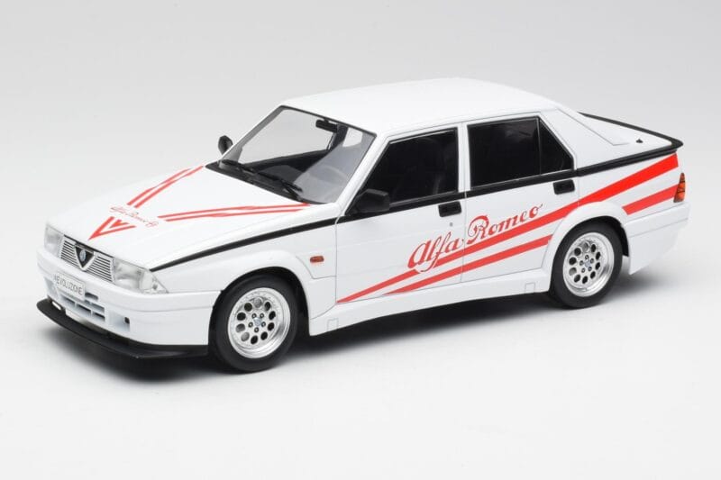 Alfa Romeo 75 Turbo Evoluzione Weiss MCG 1:18 MCG18430 Metall